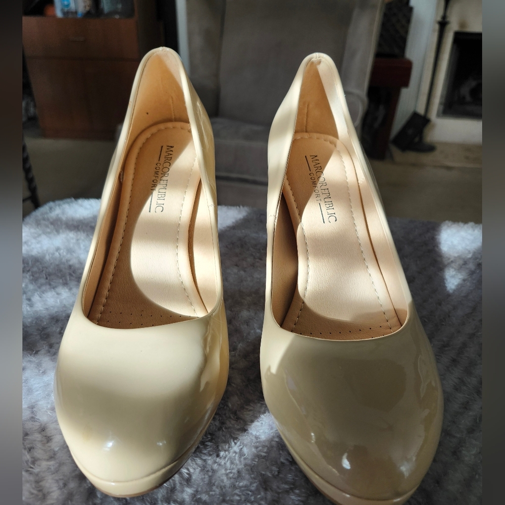 Banana Republic Women's Cream Patent Heels